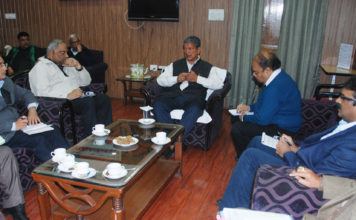 नोटबंदी से परेशान जनता की हर संभव मदद करे प्रशासन: रावत
