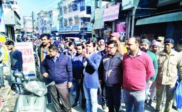 एसडीएम ने व्यापारियों को नाली के बाहर सामान सजाने पर दी कार्यवाही की चेतावनी