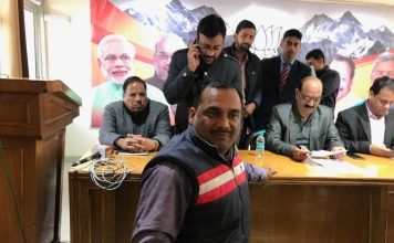 कर्ज के बोझ तले दबे हल्द्वानी के फरियादी ने जनता दरबार में खाया ज़हर
