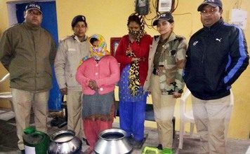 दो महिलाएं गिरफ्तार, 20 लीटर अवैध शराब बरामद