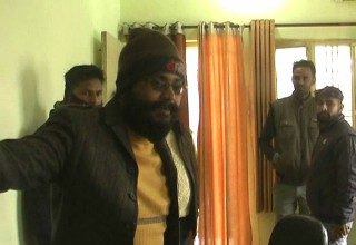 जमीन के कागज निकलवाने आये व्यक्ति को लेखपाल ने सुनाई खरी खोटी