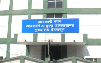 कर्मचारियों ने विभिन्न मांगों को लेकर आबकारी आयुक्त का किया घेराव