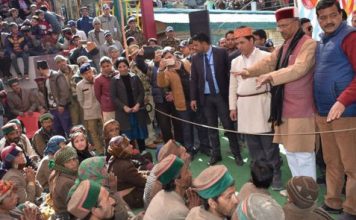 मुख्यमंत्री मिले अग्नि कांड के पीड़ितों से, मदद का बढ़ाया हाथ