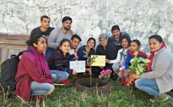 वैलेंटाइन-डे पर पौधरोपण कर प्रकृति प्रेम का दिया संदेश