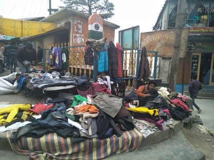 शहीद स्मारक पर अतिक्रमण, प्रशासन की नहीं खुल रही नींद