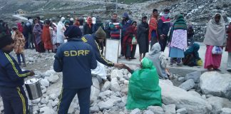 SDRF Uttarakhand police is serving tea in kedarnath